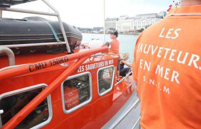 Canal: cuatro personas, entre ellas una niña de un año, rescatadas en el mar tras varios días a la deriva