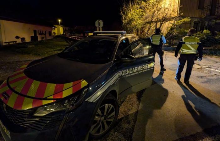 Tres niños encontrados muertos en una casa, su madre buscó