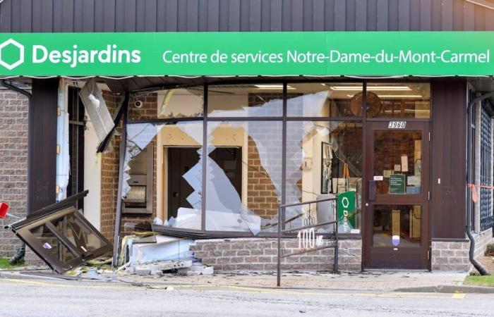 [EN IMAGES] Robo espectacular: un cajero automático sustraído de una caja registradora de Desjardins en Mauricie