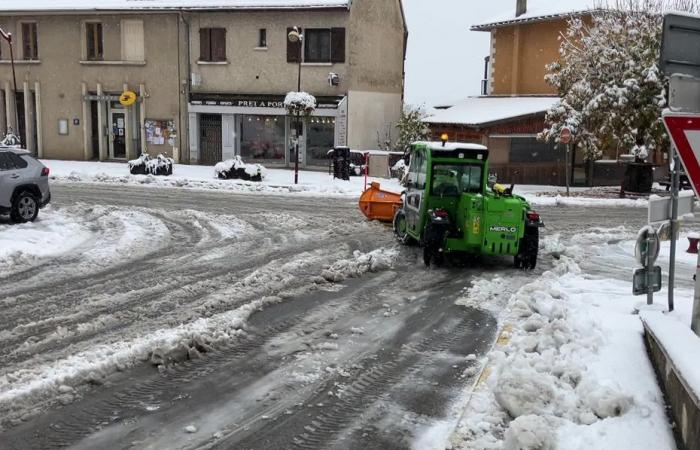 En la carretera sigue complicado con la nieve pero ya vuelve el sol.