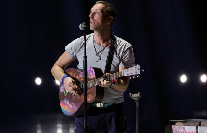 Coldplay: Chris Martin interrumpe un concierto para ayudar a un niño en el foso