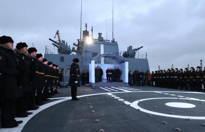 Buque de guerra ruso equipado con misiles hipersónicos visto frente a las costas de Francia