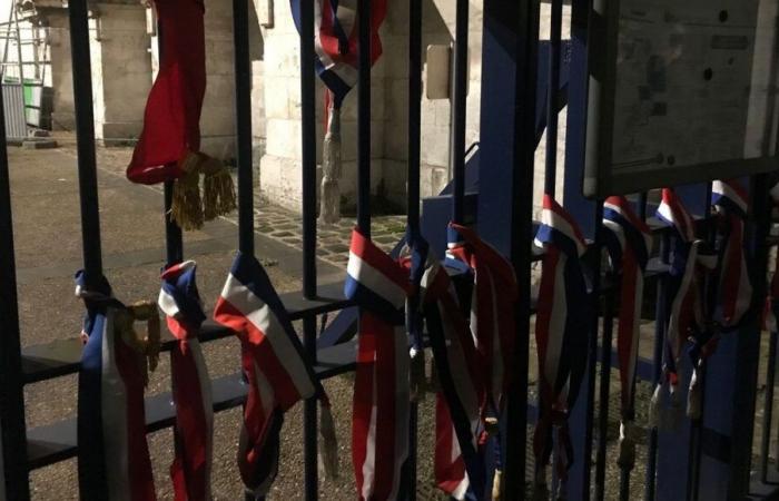 Rouen: los funcionarios electos cuelgan sus pañuelos en las puertas de la prefectura para protestar contra el proyecto de presupuesto