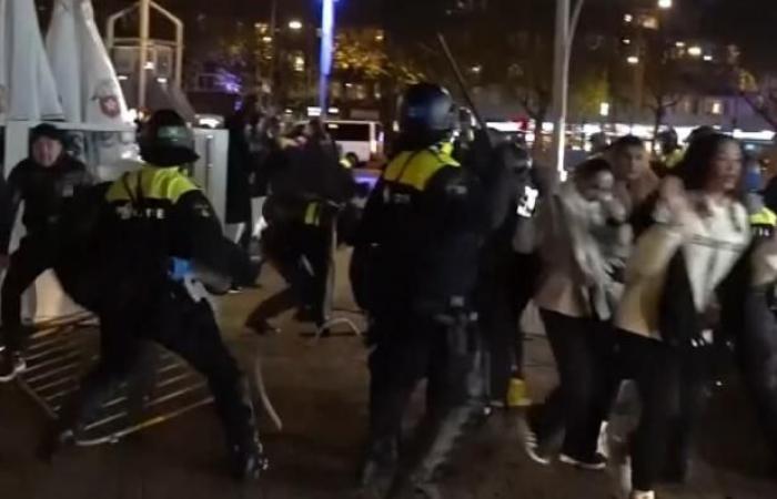 Ámsterdam: Ayer por la tarde, los manifestantes pro palestinos tomaron de nuevo la ciudad con violencia, un tranvía incendiado y agentes de policía atacados – La policía realizó varias detenciones Vídeo