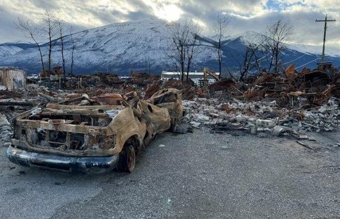 La reconstrucción de Jasper toma forma, pero no sin obstáculos | Incendios forestales en Canadá