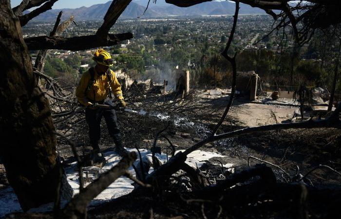 Incendios forestales en las costas este y oeste: un miembro de la tripulación de 18 años muere mientras los bomberos luchan contra peligrosos incendios que arden en ambas costas