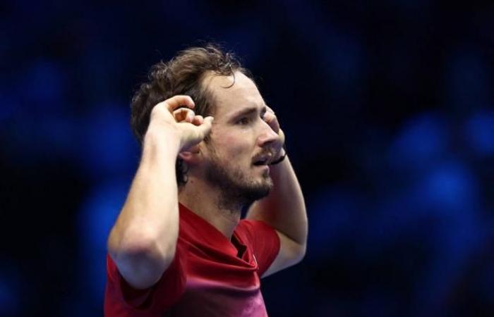 Daniil Medvedev domina a Alex de Miñaur en su segundo partido de las Finales ATP