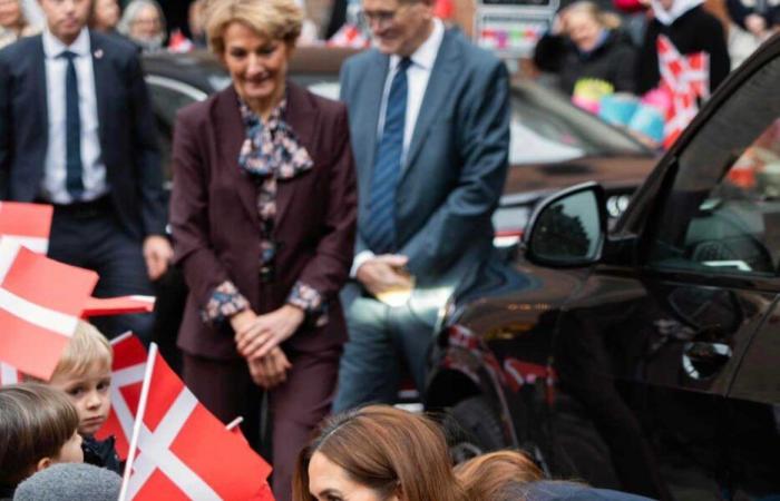 La reina María visita a diaconisas para continuar la tradición real de 160 años