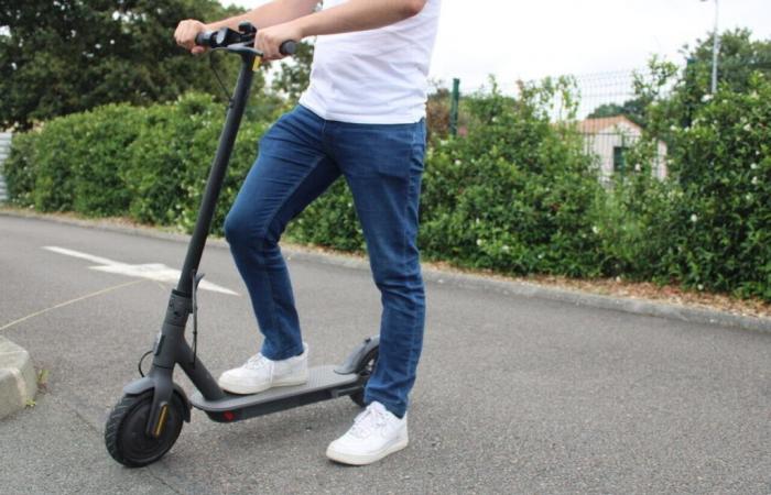 Dos niños en scooter atropellados por un coche.