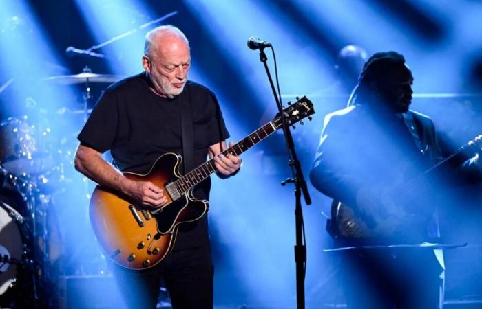 Mira a David Gilmour interpretar “Dark and Velvet Nights”