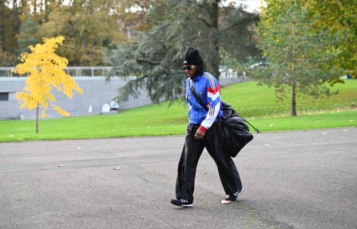 El desaire de Koundé, la lucha de Hernández con sus pantalones XXXXL… Los outfits más elegantes de los Blues