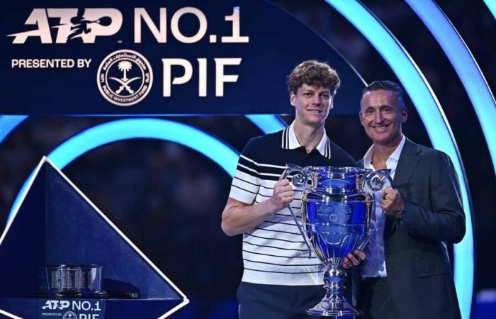 El emotivo Jannik Sinner acepta el No. 1 de fin de año de la ATP presentado por los honores del PIF | Gira ATP