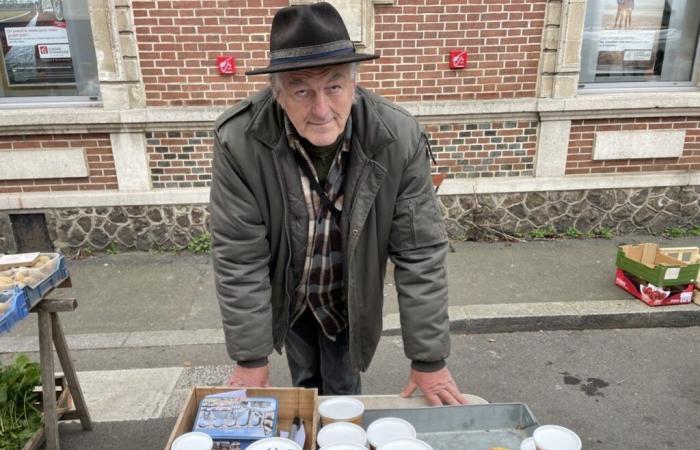 A sus 80 años vende la producción de sus abejas negras en el mayor mercado de Orne.