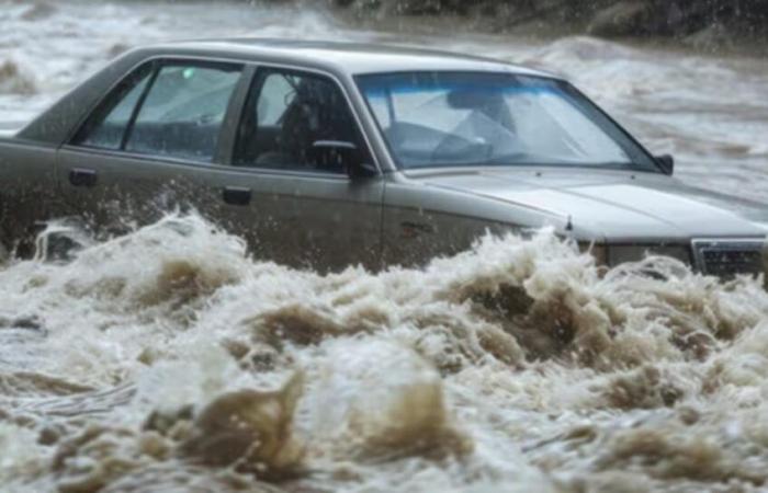 Su coche fue arrastrado por las inundaciones y corre el riesgo de ser despedido