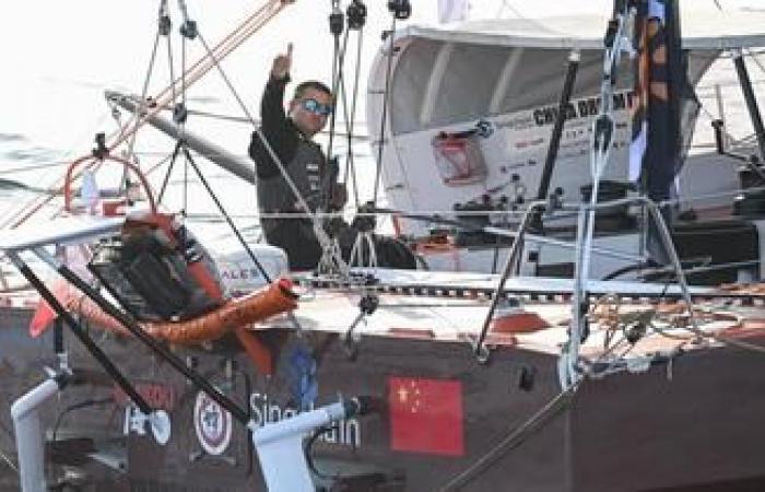 uno de los marineros perdió su vela mayor en el mar