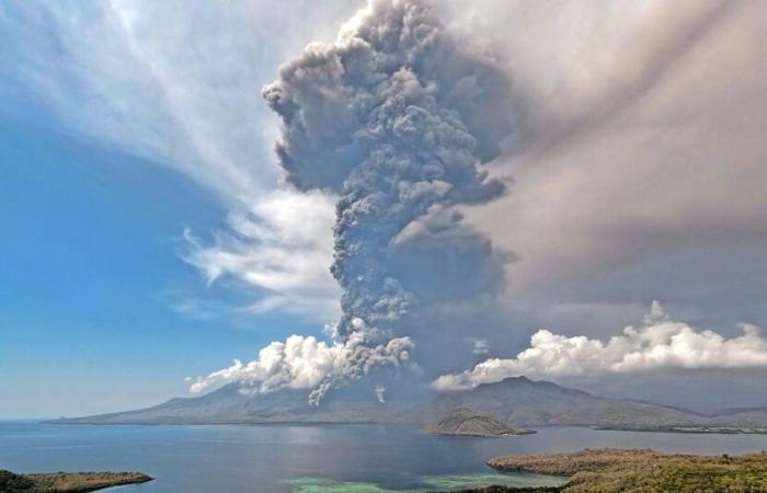 Los turistas quedan atrapados en Bali después de una erupción volcánica