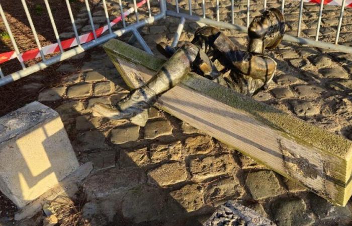 En Nantes, la estatua del joven Julio Verne vuelve a encontrarse en el suelo