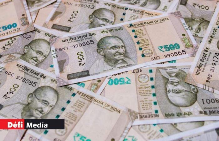 La rupia india en su nivel más bajo de su historia frente al dólar