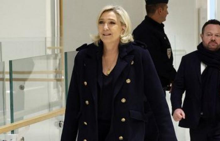 cinco años de prisión, tres de los cuales suspendidos, y cinco años de inhabilitación exigidos contra Marine Le Pen