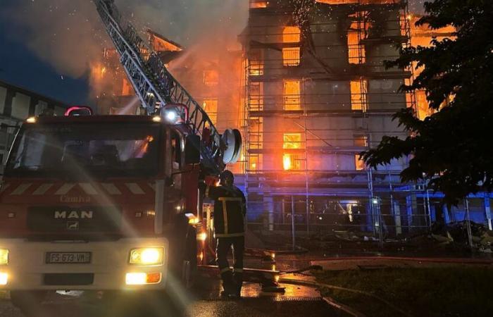 En Biganos, un violento incendio devasta la futura vivienda de la gendarmería