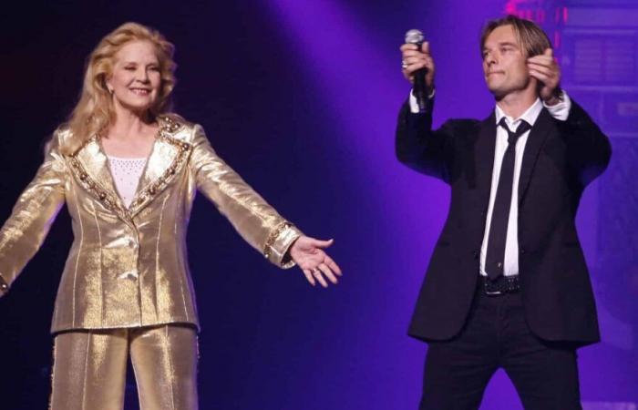 Sylvie Vartan aparece por sorpresa en el concierto de su hijo David Hallyday: este hit de Johnny muy especial que versionaron