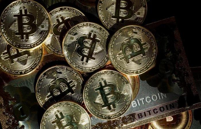 bitcoin oscila alrededor de los 90.000 dólares, el dólar se dispara