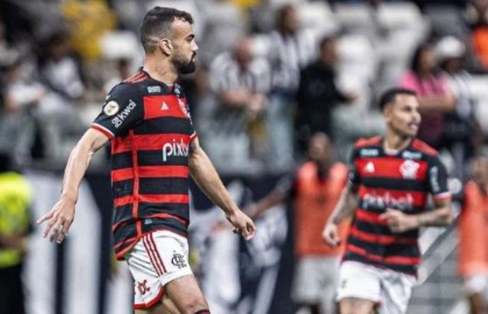 Fabrício Bruno recibe tarjeta amarilla a los 11 minutos en partido igualado entre Flamengo y Atlético-MG