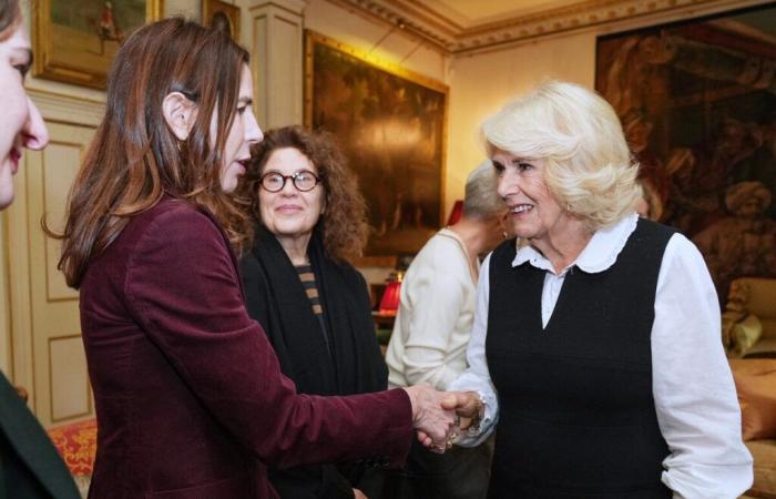 ¿Camilla curada? Al regresar a los negocios después de una ausencia de cintura, la Reina realmente no se tranquiliza sobre su salud.