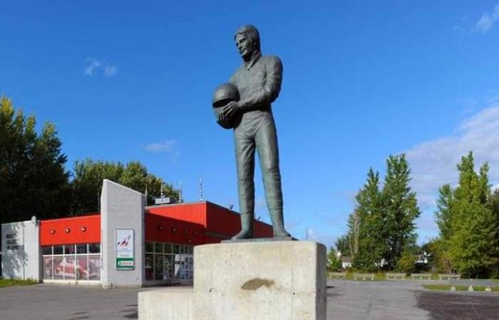 Fórmula 1 | Roban la estatua de Gilles Villeneuve y se encuentra el casco de Lauda