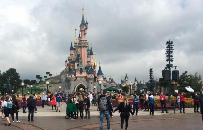 Disneyland París cobra por las entradas al desfile: “La magia se desmorona día a día”