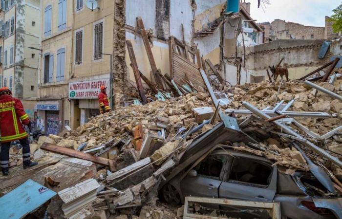 Francia: Sólo hizo falta un golpe de pala para que el edificio se derrumbara