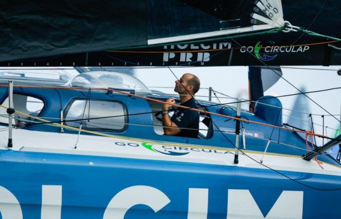 Nicolas Lunven bate el récord de distancia recorrida en un día por un monocasco