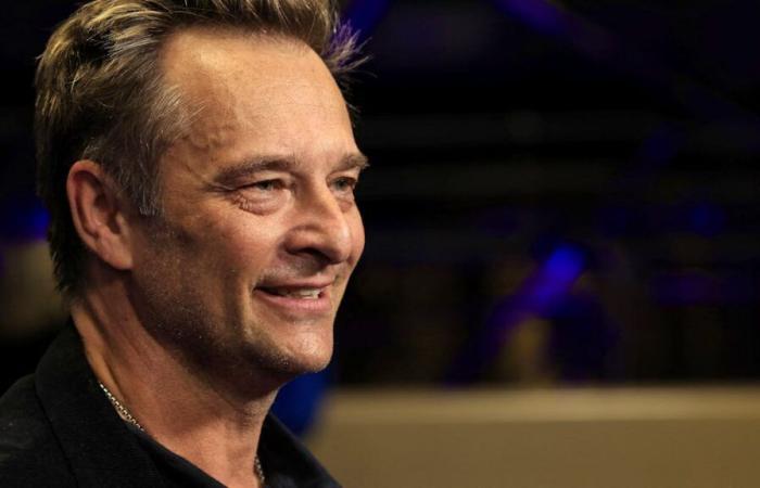 David Hallyday invita a su madre y a su hermana a cantar en el escenario