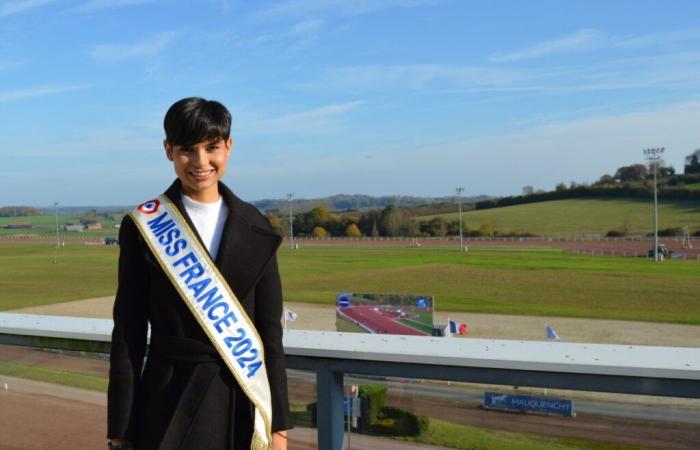 Eve Gilles, Miss Francia 2024, estuvo en este hipódromo de Sena Marítimo