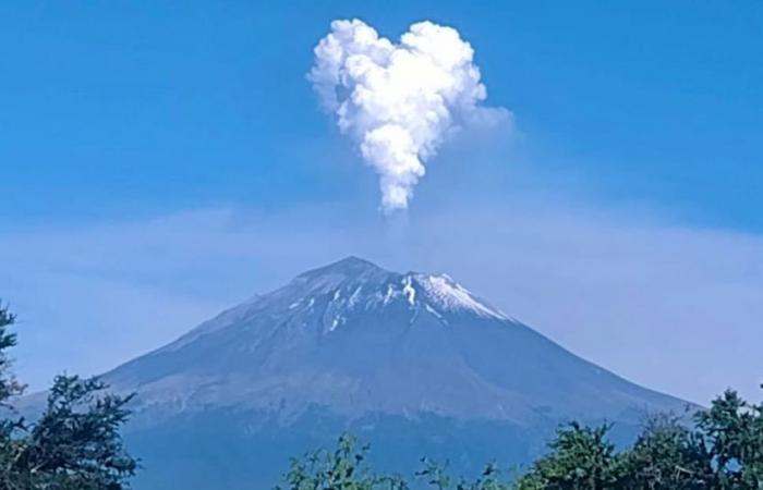 Espectáculo cautivador: Un volcán envía un mensaje de amor eterno y revive una vieja leyenda