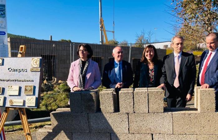 Se colocó el primer bloque de cáñamo en el terreno del futuro campus de Empresas y Capacidades de Mende