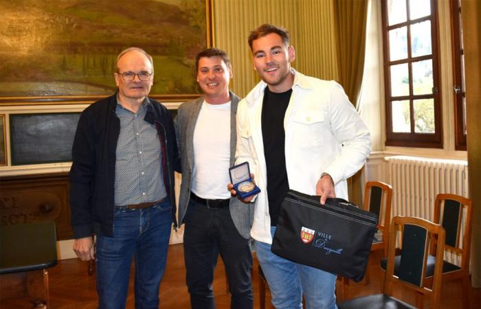 Este jugador de rugby que pasó por el Stade Français es el orgullo de un pueblo de Aveyron