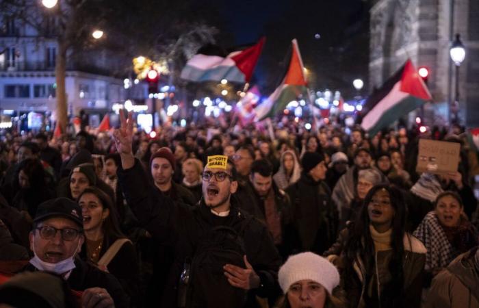 Miles de personas protestan en París contra la polémica gala en apoyo a Israel