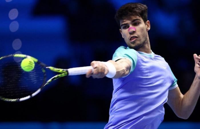 El puntazo de Alcaraz en su partido ante Rublev en las ATP Finals: dejada a la red, globo y revés al fondo de la pista