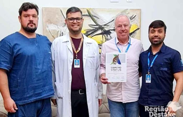 Proveedor de Santa Casa recibe la placa del título Diamante por su excelente desempeño en el área de derrame cerebral