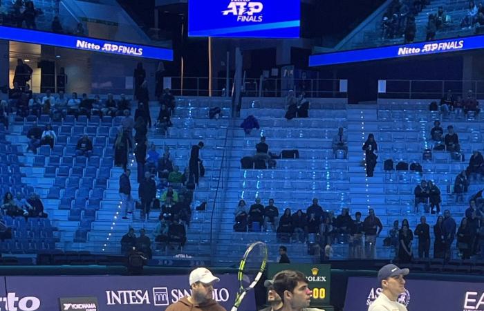 Copa Masters: Carlos Alcaraz sale a entrenar con una tira nasal antes del partido con Rublev