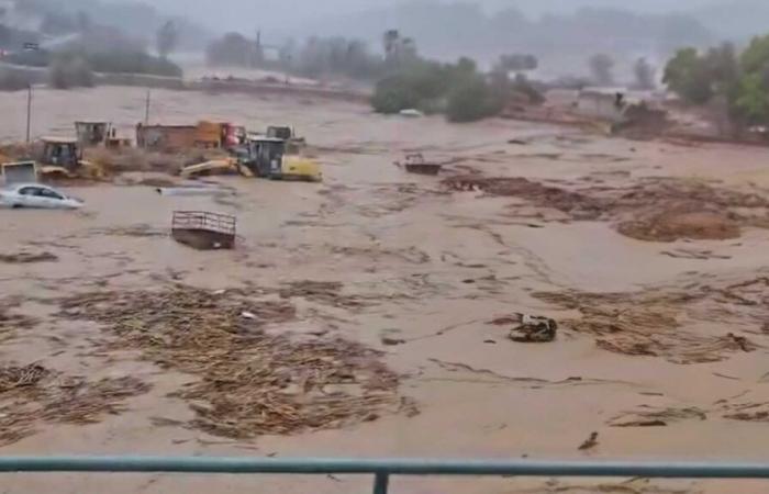 Pánico total en Benamargosa (Málaga) tras el desbordamiento de la presa y del río: “¡No os acerquéis!”