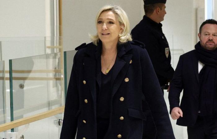 cinco años de prisión, tres de los cuales suspendidos, y cinco años de inhabilitación exigidos contra Marine Le Pen