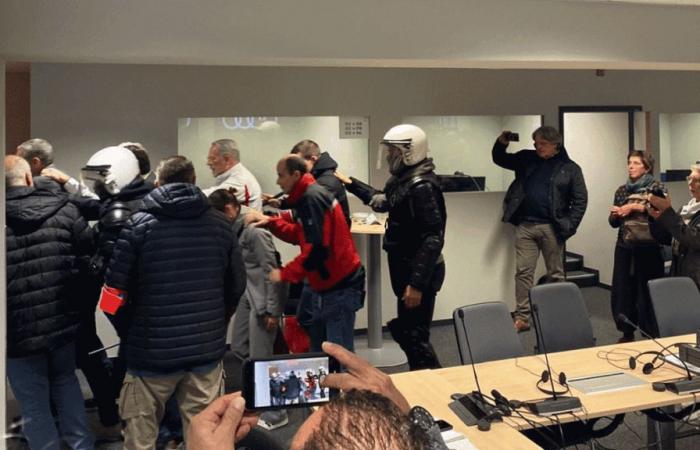 Incidente en Audi Bruselas: los trabajadores secuestraron a la dirección en una oficina, la situación sigue siendo tensa