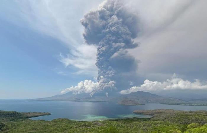 Una erupción volcánica a 800 kilómetros de Bali provoca la cancelación de varios vuelos