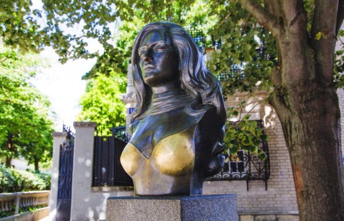 Dalida: el busto con su imagen en Montmartre víctima de comportamientos inadecuados por parte de los turistas