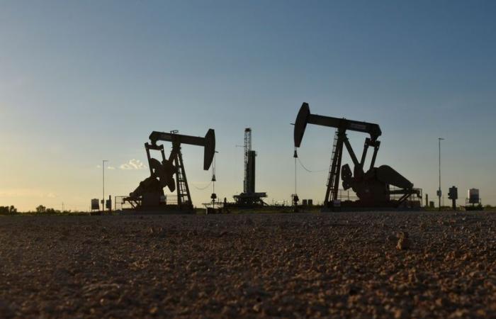 La ligera caída de los precios del petróleo, las previsiones de aumento de la producción de petróleo y el débil crecimiento de la demanda pesan