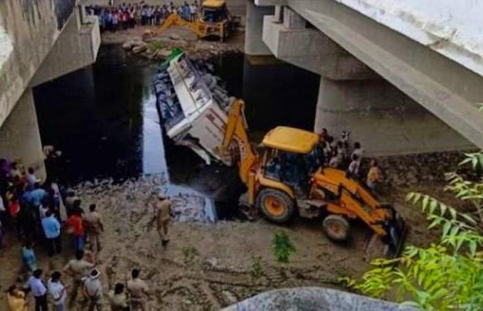 En Pakistán, una novia es la única superviviente de un accidente de autobús