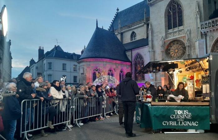 La multitud del gran día en La Ferté-Bernard para el programa de televisión Tous en Cuisine