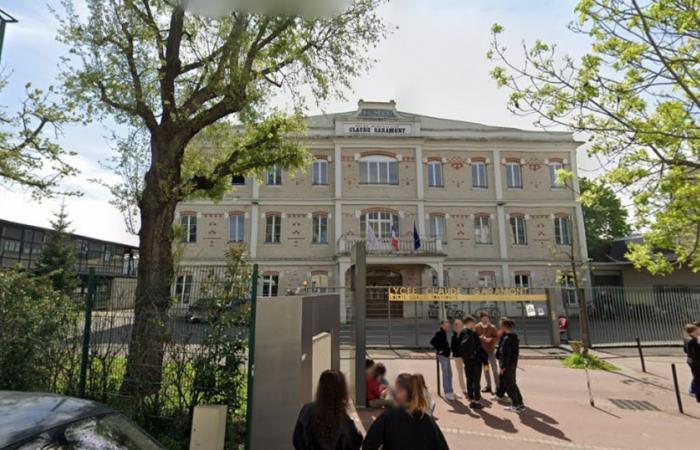 Una estudiante de secundaria puesta bajo custodia policial, sospechosa de haber estrangulado a su profesora en plena clase.